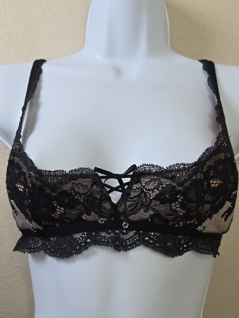 Victoria Secret Black Lace Bra with Scalloped Trim No Wire Size Small